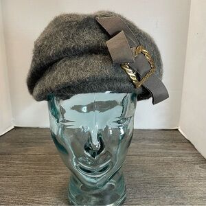 Melgoie Vintage Gray Wool Beret with Gold Buckle. Pre-owned. Women’s hat.